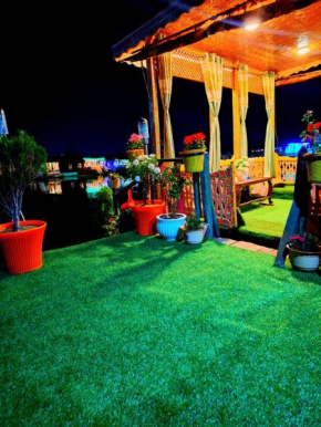 King of kings Houseboat